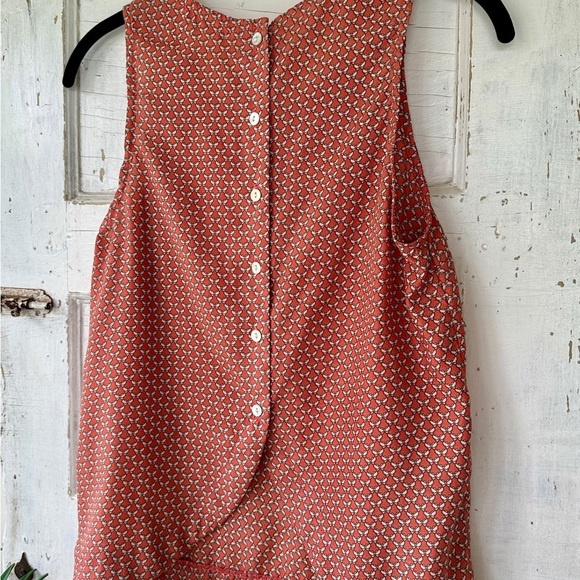 BODY CENTRAL, NWOT, LIGHTWEIGHT, SLEEVELESS BLOUSE WITH BUTTON BACK. SIZE M - Picture 6 of 8